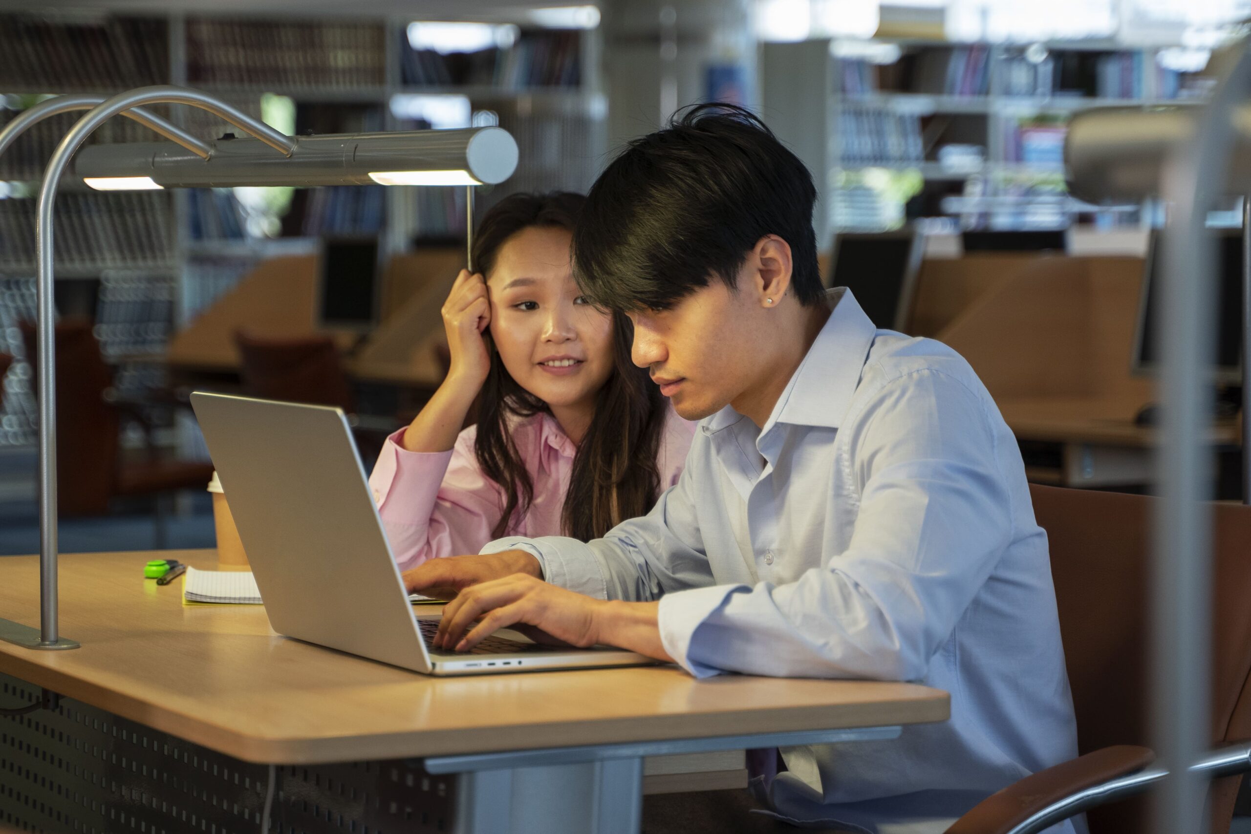 Khởi Nghiệp Thời Đại AI: Khi Lời Giải Triệu Đô Bắt Đầu Từ Căn Phòng Ngủ Của Những “CEO Nhí”